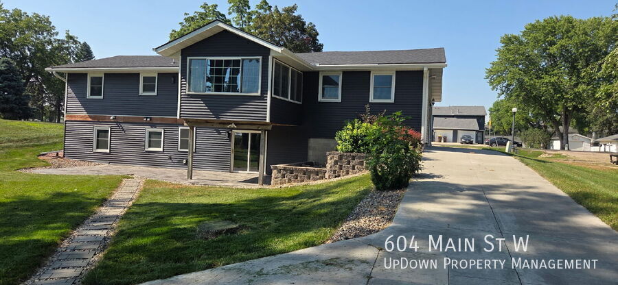 New Prague House: 604 Main St W