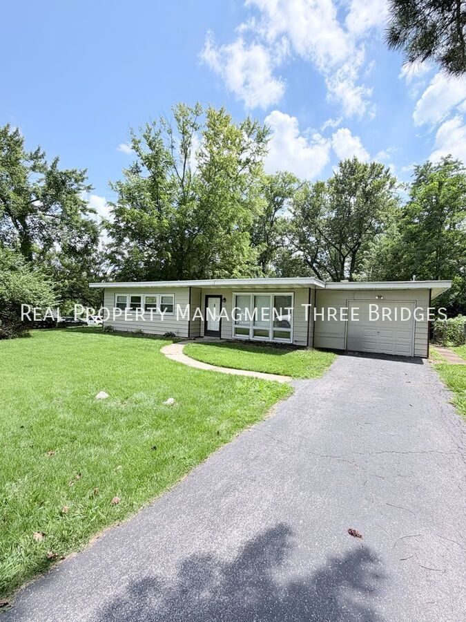 Florissant House: 28 Redwood Drive
